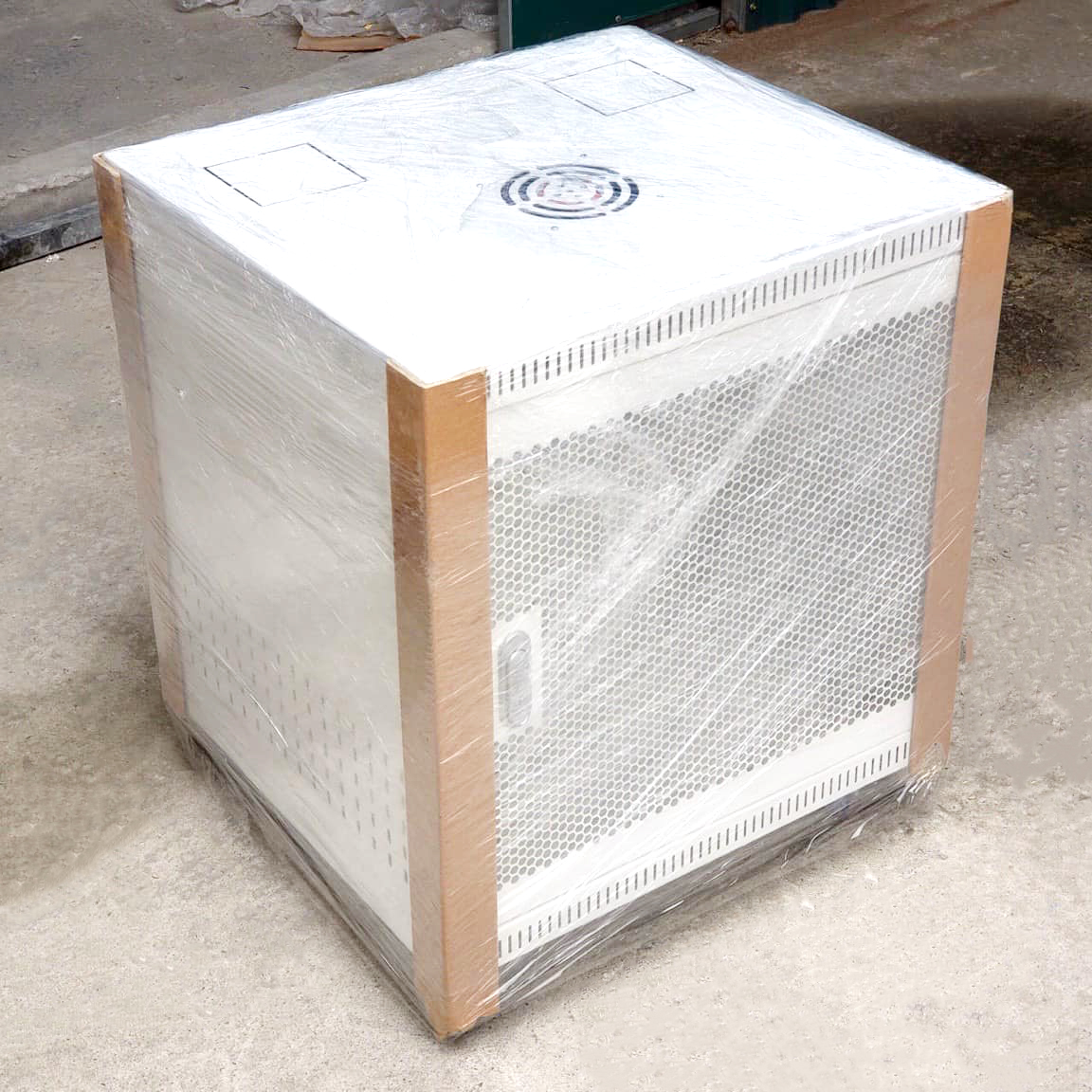 Tủ rack 10U D500 cửa lưới màu trắng