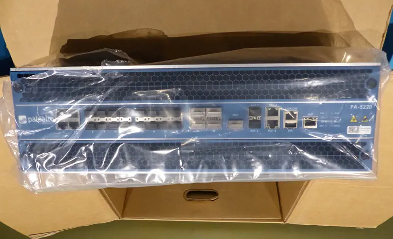 Mặt trước của tường lửa Firewall Palo Alto PA-5220