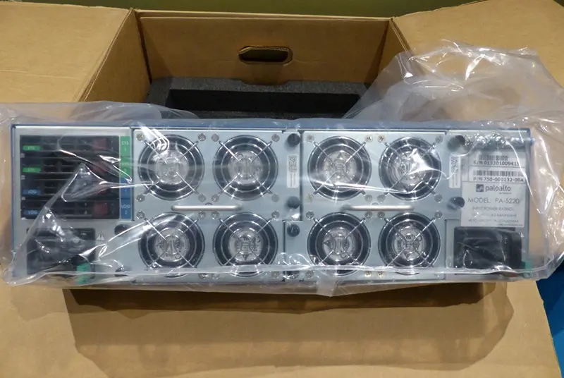 Mặt sau của tường lửa Firewall Palo Alto PA-5220