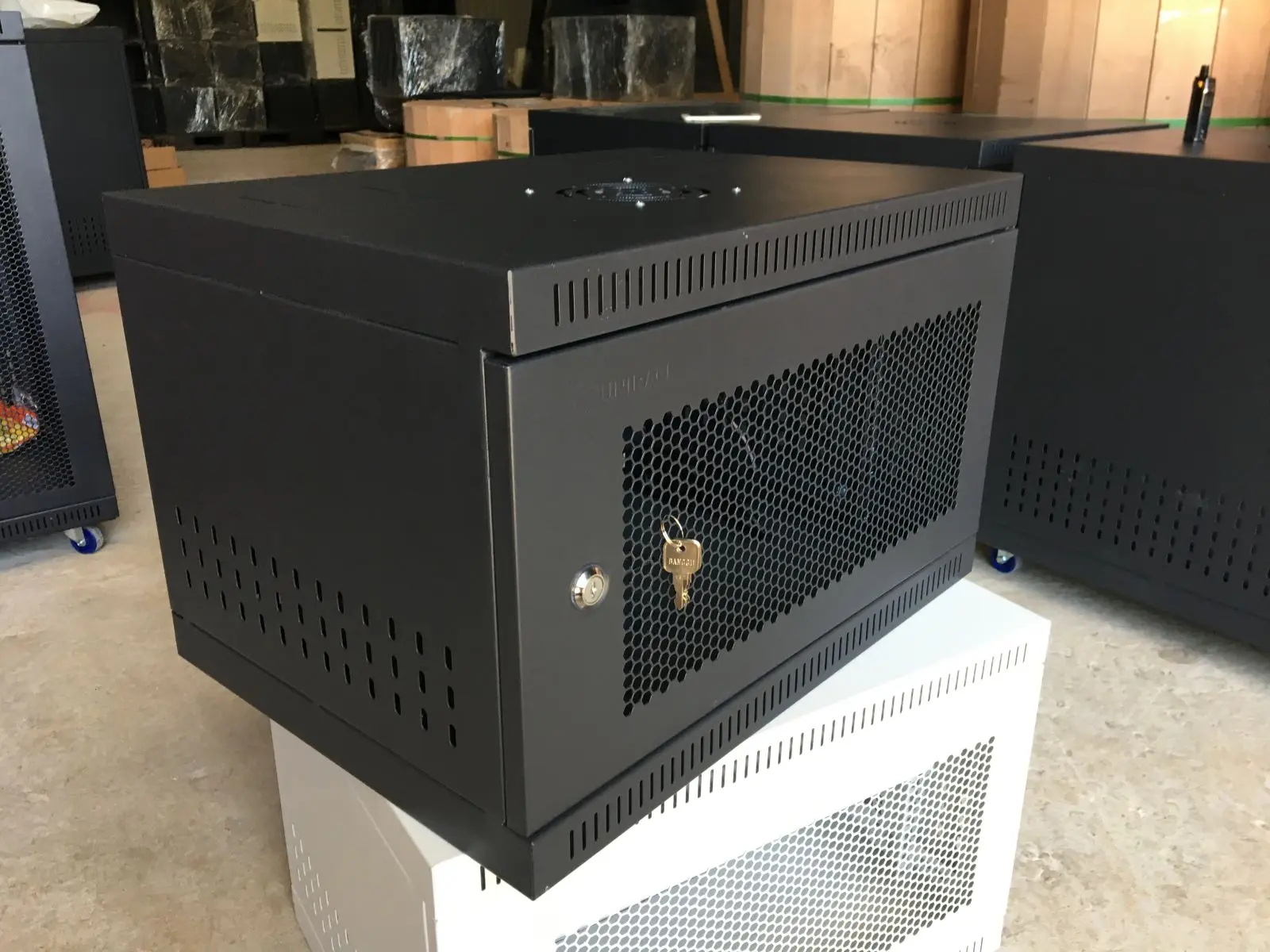 Tủ rack 6U D400 thiết kế treo tường Tủ rack 6U D400 thiết kế treo tường