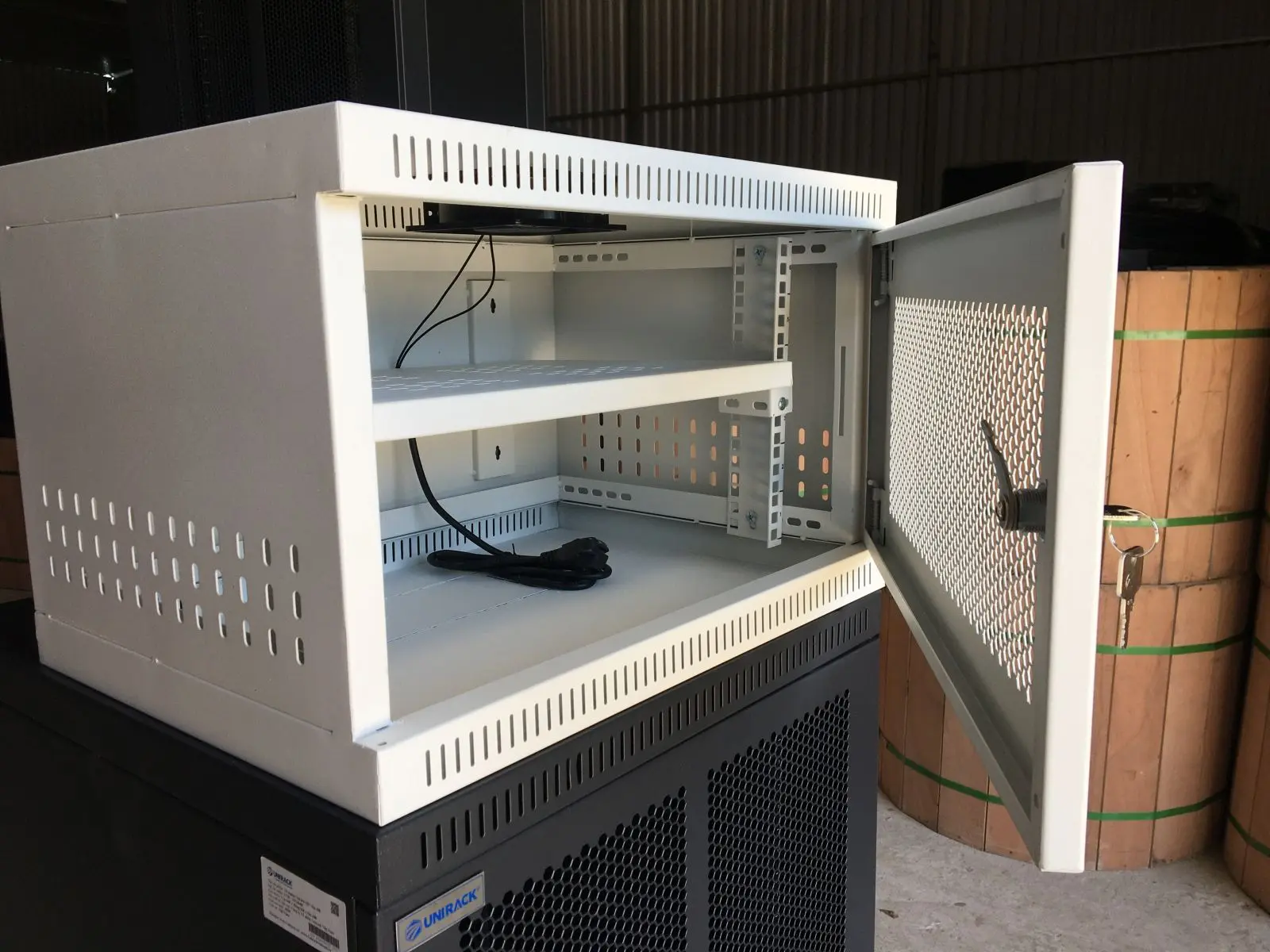 Tủ rack 6U D400 thiết kế treo tường Tủ rack 6U D400 thiết kế treo tường