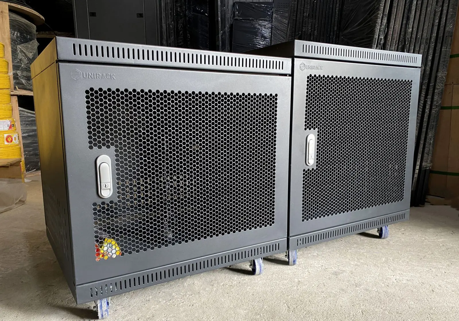 Tủ rack 10U và tủ rack 9U cửa lưới Unirack Tủ rack 10U và tủ rack 9U cửa lưới Unirack