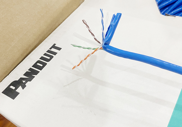 Thùng cáp mạng Cat6 Panduit 305m nặng 12kg