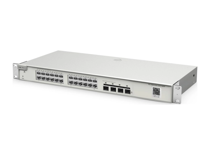 Switch Reyee RG-NBS5100-24GT4SFP nhìn chéo từ bên trái